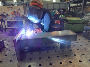 Foto van de werkplaats waar we het rookkanaal van de vu8urtafel hoogwaardig lassen.